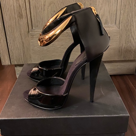 🖤💛Giuseppe Zanotti Vernice Sandal 🖤💛